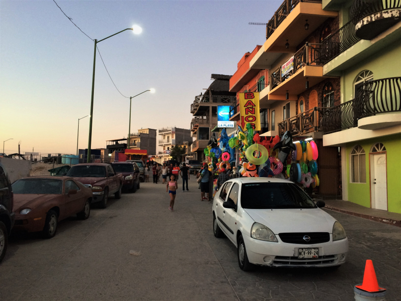 A Mexican scene; on the right, a Nissan Platina (i.e. Renault Clio with a trunk); on the left, the most beat-up 928 ever